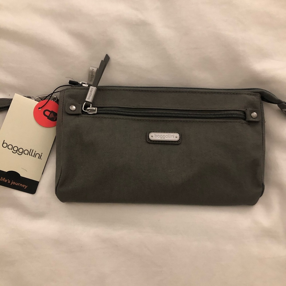 NWOT Baggallini Grey Clutch
